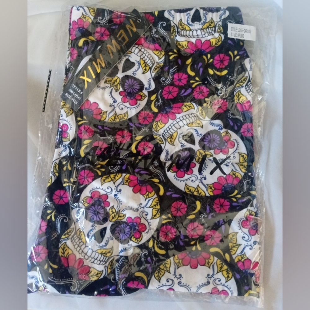 Capri Leggings Sugar Skulls PS - PLUS SIZE NWT